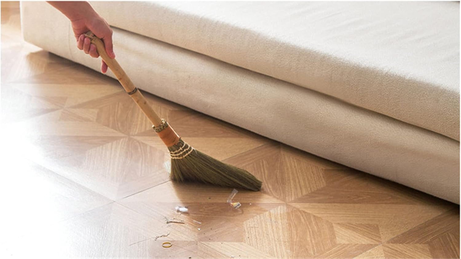 Съемка предметов интерьера. Метла мягкая. Кресло в интерьере. Необычные подушки. Трафареты для стен под покраску.