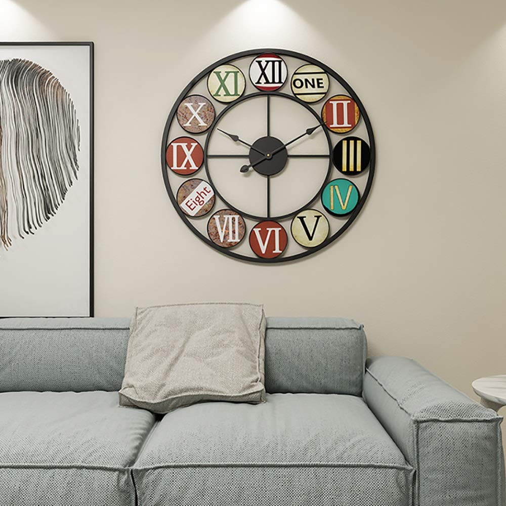 Horloge murale noire et blanche pour habiller un mur vide de salon
