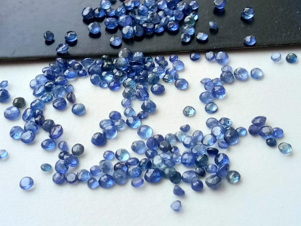 kamienie o szlifie niebieskim szafirem o średnicy 1–2,5 mm, Naturalny okrągły szlifowany szafirowy kamień, Okrągłe kamienie o szlifie szafirowym na biżuterię (opcje od 1 do 5 karnetów) - APH37