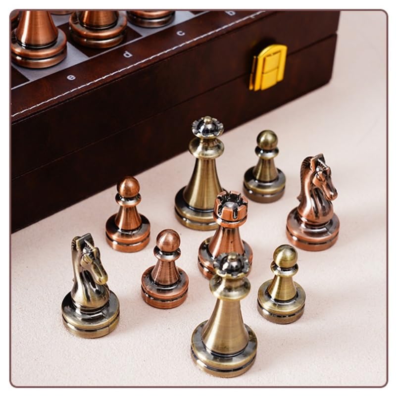 Set di scacchi retrò in metallo con scacchiera pieghevole in legno e pezzi standard classici fatti a mano. Set di scacchi in metallo for bambini e adulti. scacchiera portatile