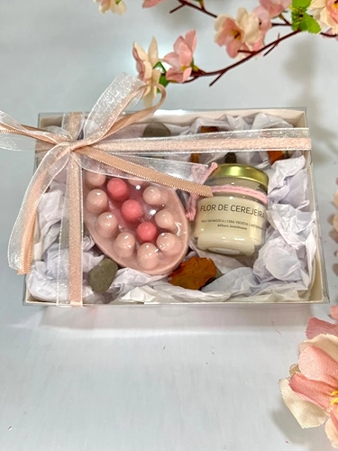 Kit Presente Vela Aromática e Sabonete Massageador Flor de Cerejeira Caixa com Laço