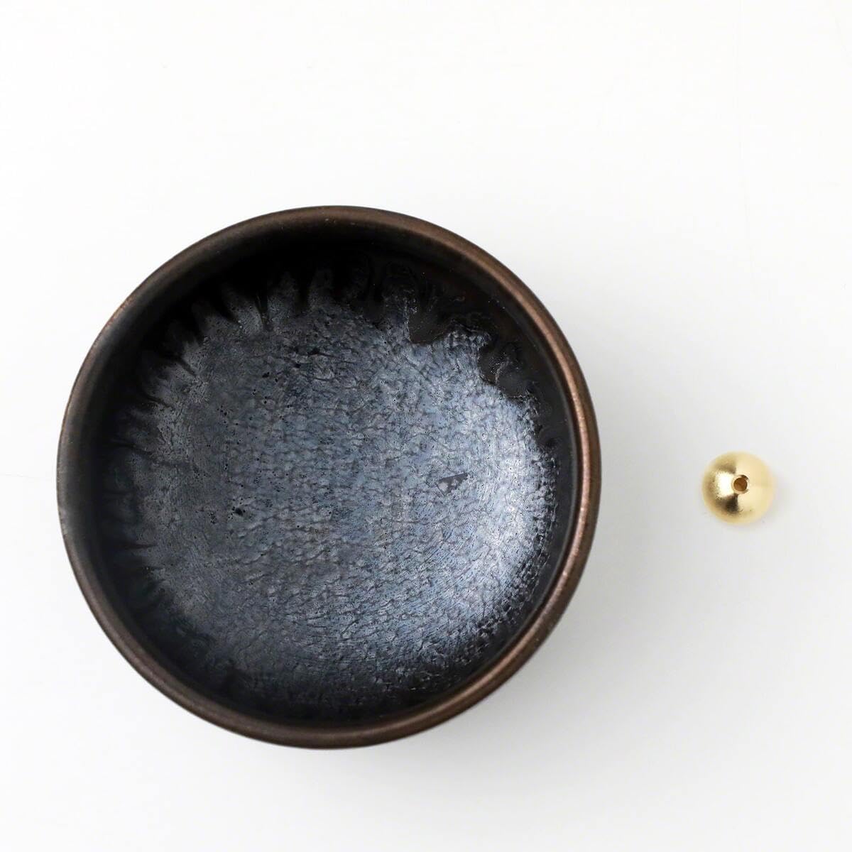 Asayu Japan Porte Encens Zen en Céramique avec Brûleur d'Encens en Laiton pour Bâtons, Récupérateur de Cendres Fabriqué au Japon, Couleurs Noir et Doré