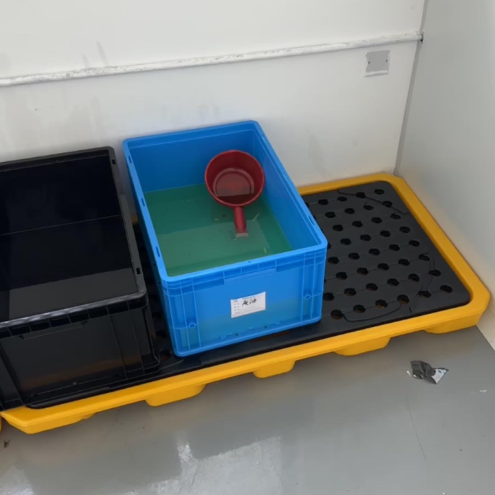 RENLXFI 18.5 Gallon Drum Spill Platform, Detachable Modular Containment Tray for Industrial Garage Maintenance Workshop, Stackable Polyethylene Diesel Tank Pallet with Drain(B)