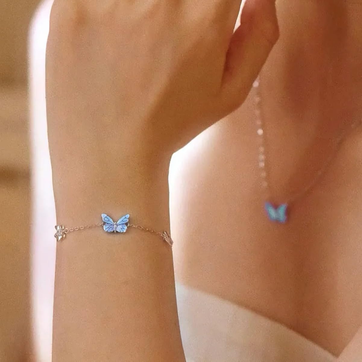 Braccialetto e collana con farfalla blu luminoso con scatola regalo in poliuretano, ciondolo a farfalla in argento che si illumina al buio (collana)