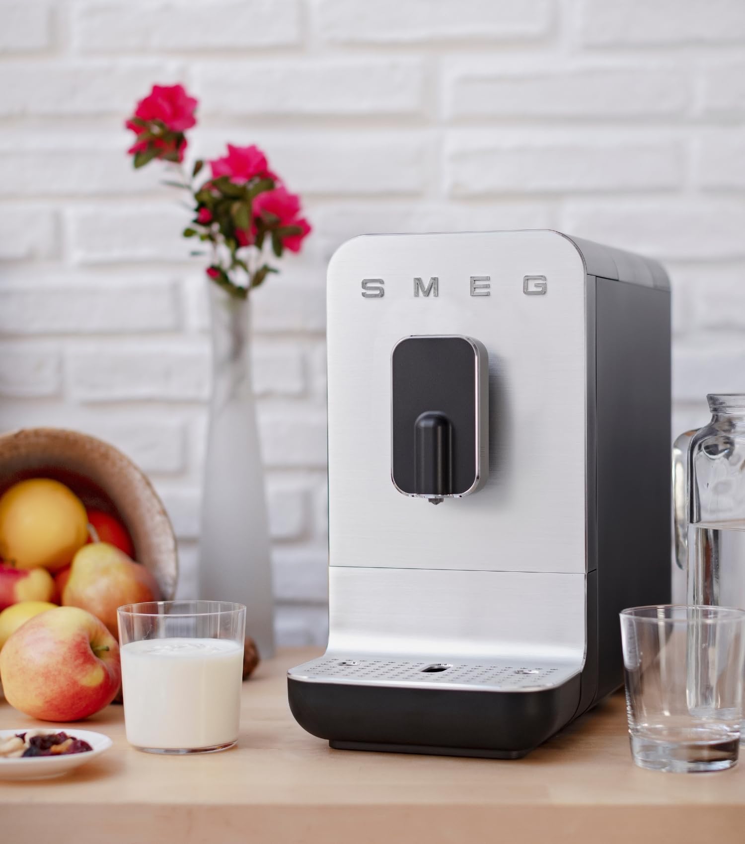 Smeg, Machine à Café Expresso Automatique BCC11BLMEU, Broyeur à grain intégré, Système Thermoblock, Réservoir d'Eau 1,4 L, Bac Récupérateur Amovible, Dimensions Compactes, 1350W, Noir