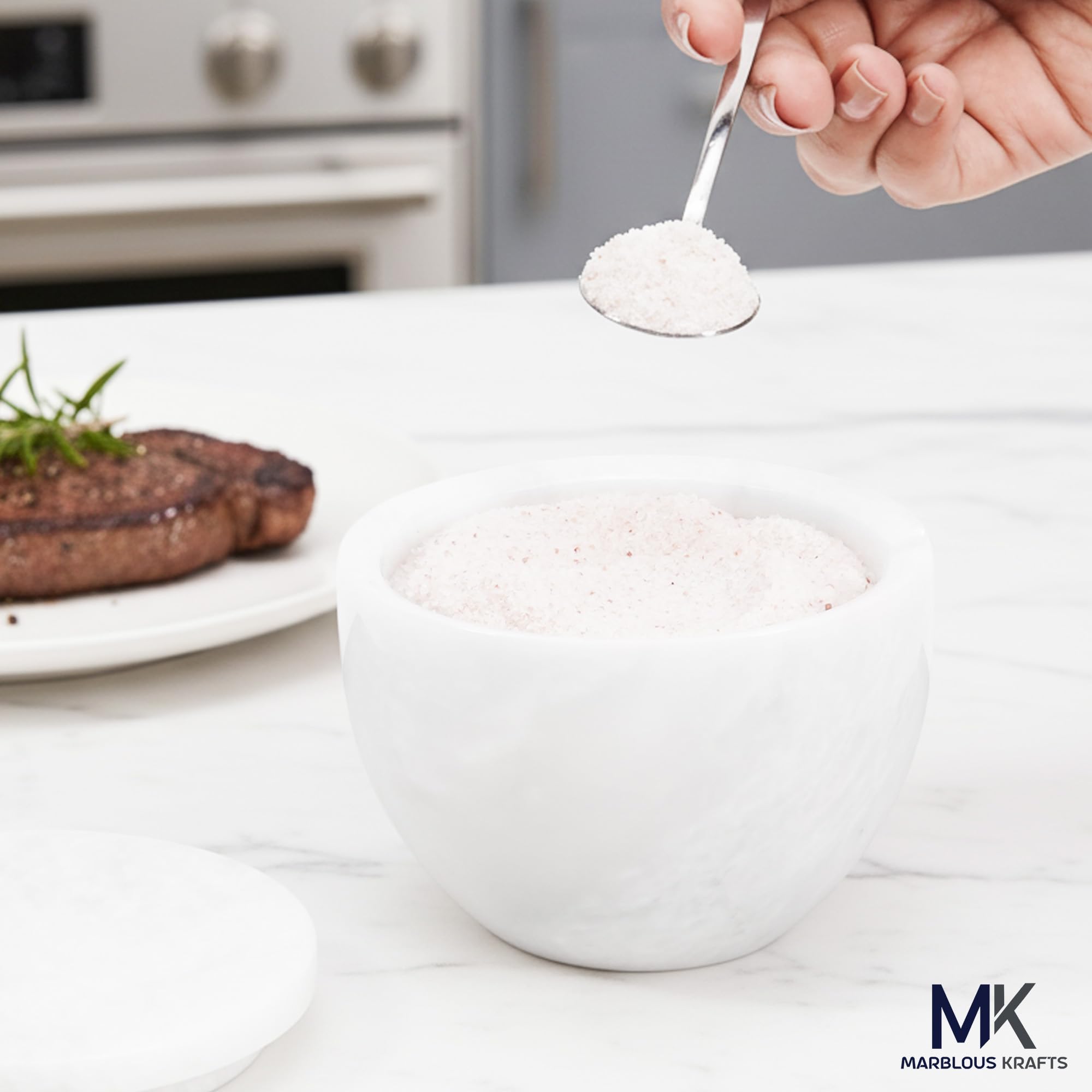 MARBLOUS KRAFTS, portasale in marmo con coperchio e cucchiaio, 3 x 4 pollici, barattolo bianco per condimenti da cucina, 133,2 g, ideale per spezie, zucchero e conservazione del sale