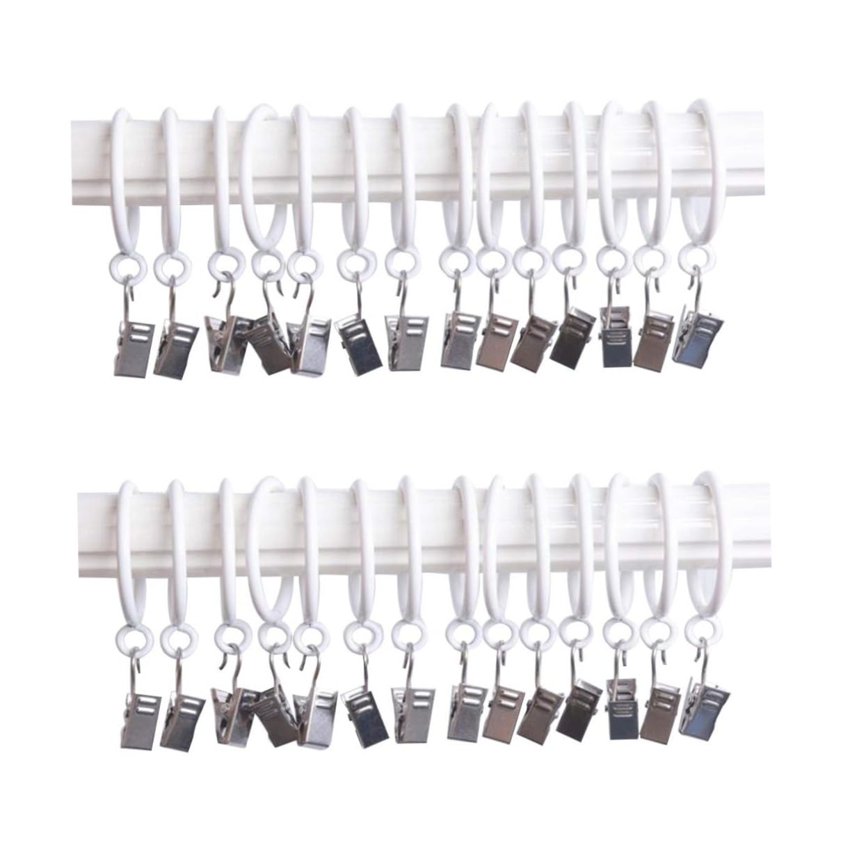 Anillas de metal para cortinas de salón y perchas de ropa en vestidores ordenados