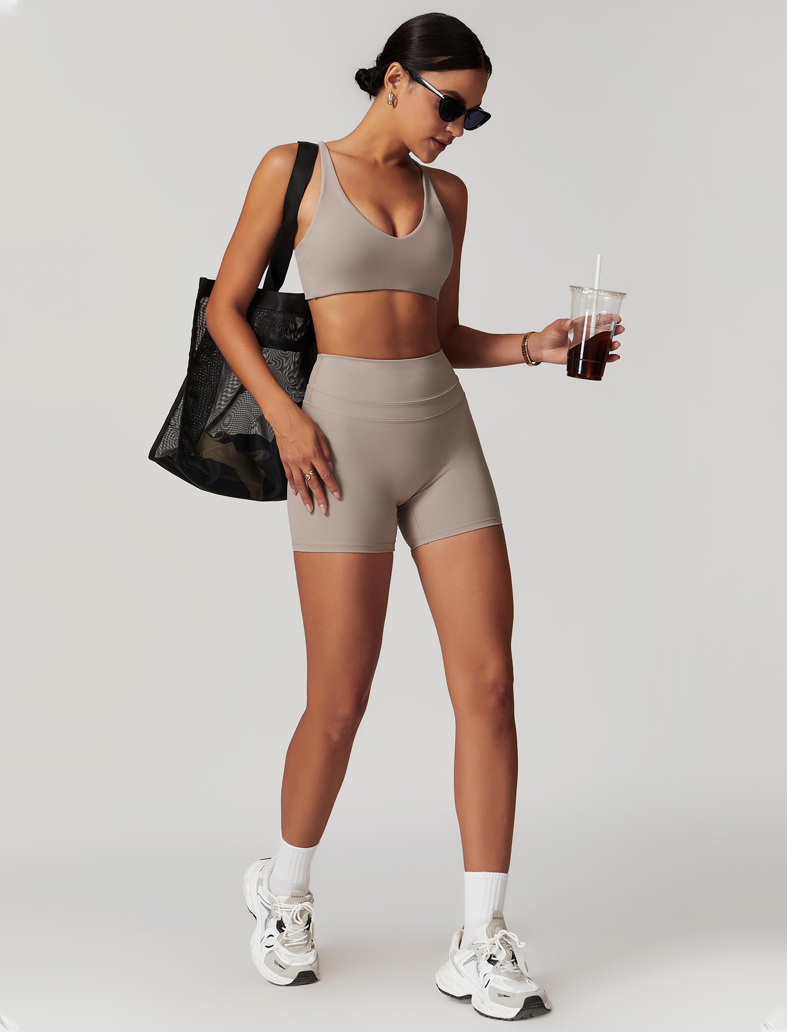 IDOPIP Set sportivo da donna per il fitness: set da palestra, 2 pezzi con scollo a V, reggiseno e leggings corti – abbigliamento sportivo estivo per yoga, pilates e allenamento