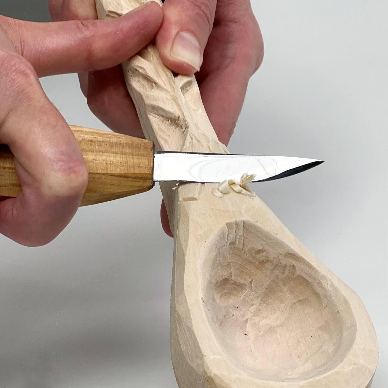 STRYI Profesjonalny nóż do rzeźbienia w drewnie, 58 mm, ręcznie kuty ze stali węglowej, ergonomiczny uchwyt z drewna dębowego, do figurek, łyżek i kuksa