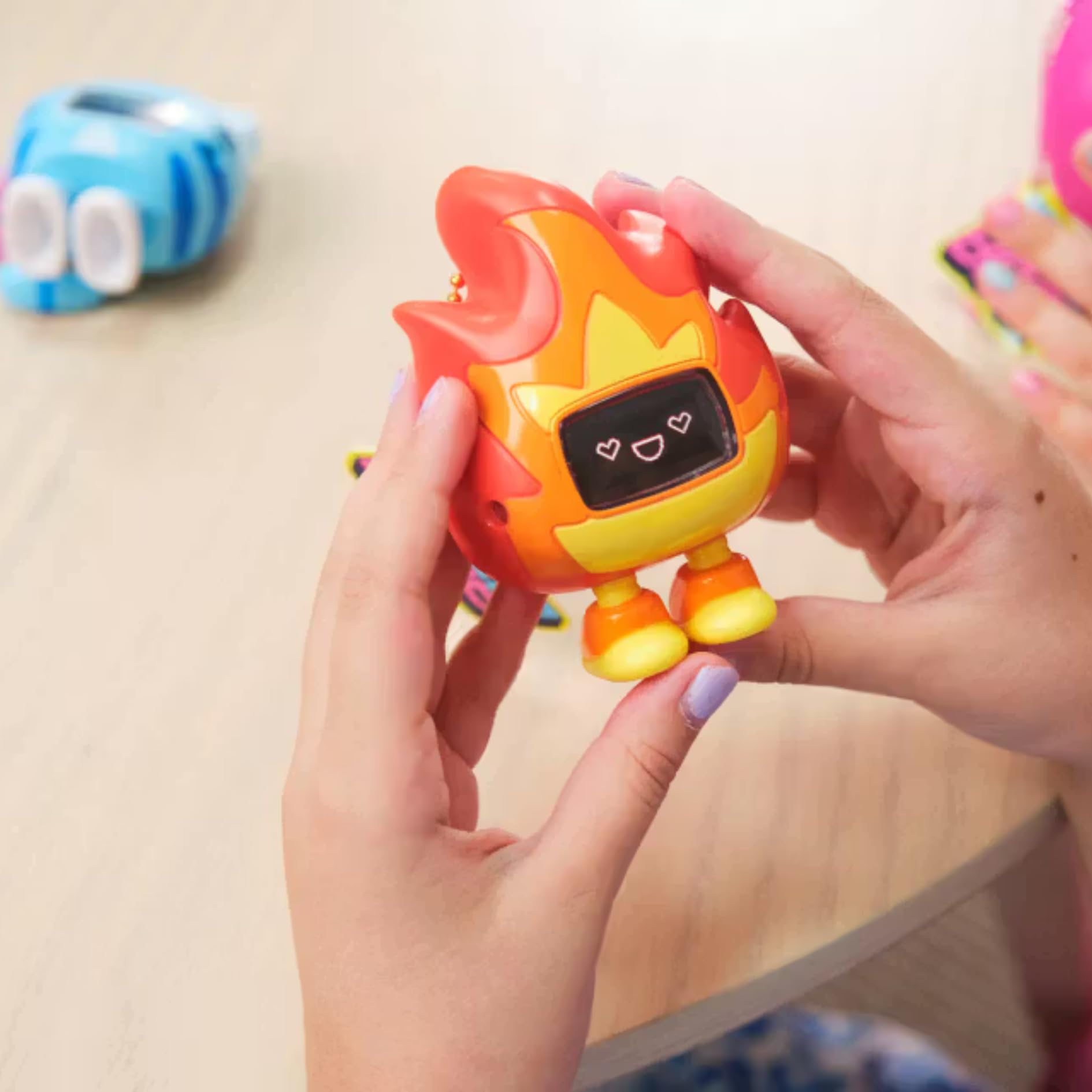 Giochi Preziosi - Beep Boop Tochi, Personaggio Interattivo Da Accudire, Animale virtuale Fuoco Con Moschettone, 4 Mini Giochi e 70 Suoni, Gioco per Bambini dai 5 anni