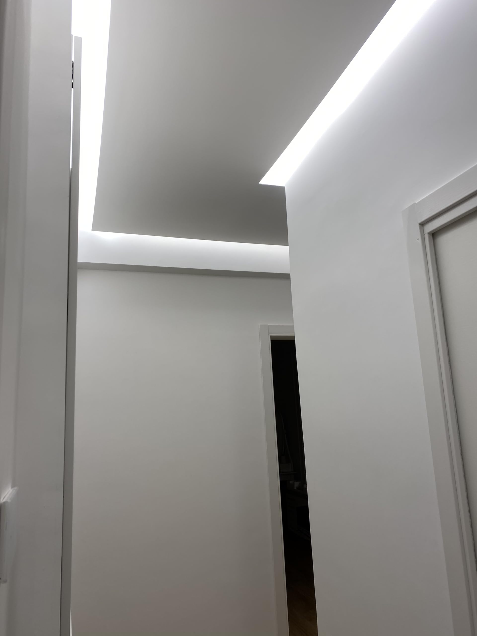 Striscia luminosa LED flessibile, lunga 5 metri, colore bianco e con adesivo 3M rosso 60 WATT, ideale per luce sottopensile e luce soffusa. IP65 per uso esterno ed interno