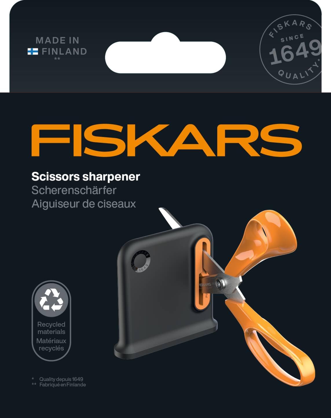 Fiskars Aiguiseur de Ciseaux, Idéal pour les Ciseaux Polyvalents Destinés aux Droitiers, Conception Ergonomique, Au Moins 55% de Matériaux Recyclés, Boîtier en ABS Recyclé à 80%, Noir/Orange, 1081129