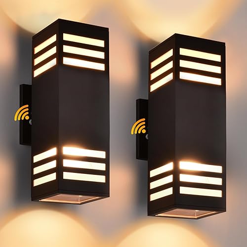 Housen Solutions Paquete de 2 lámparas LED para exteriores del anochecer al amanecer, luces de pared para exteriores con 4 bombillas E26, sensor