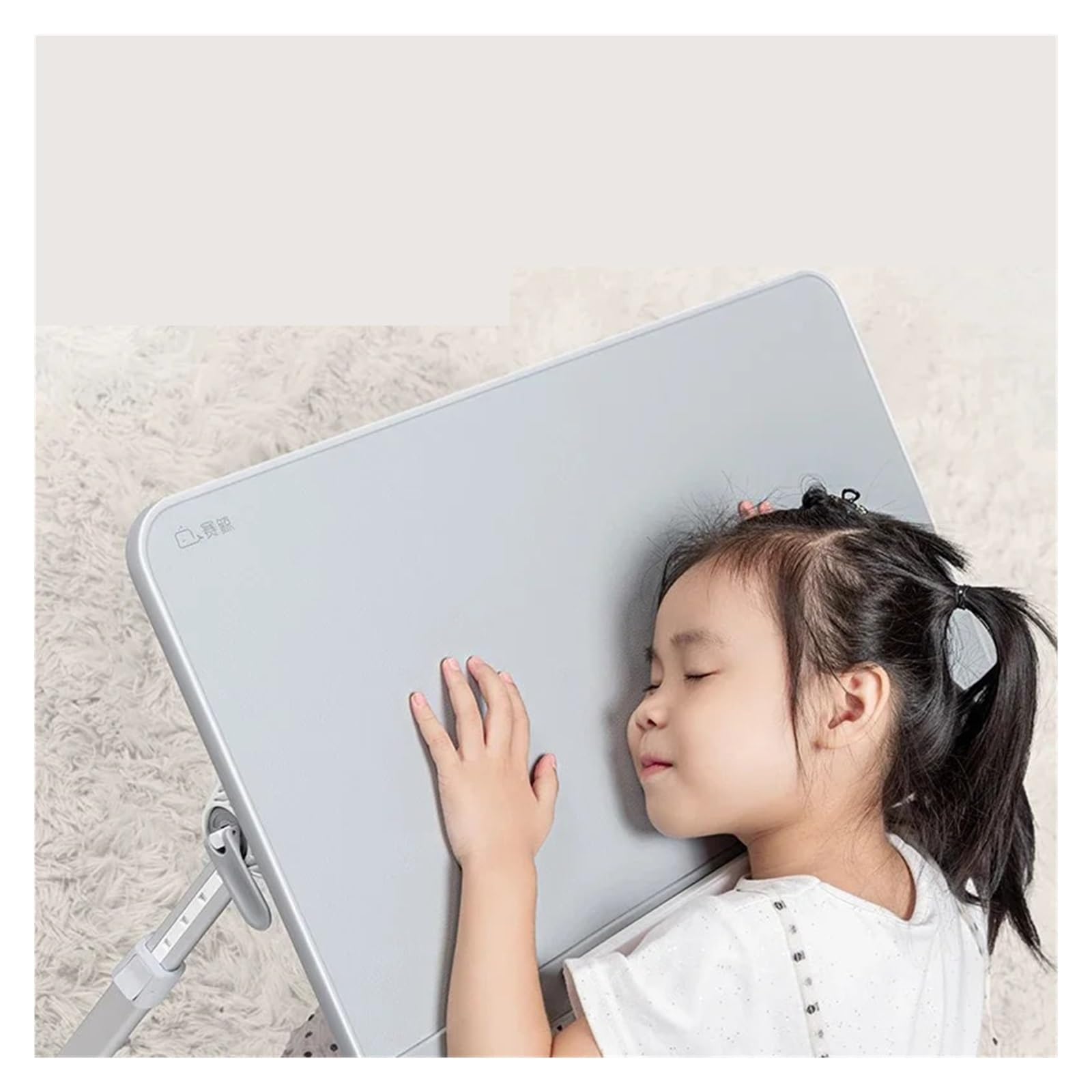 Tavolo da letto pieghevole regolabile Scrivania portatile Postazione di lavoro per giochi e ufficio Supporto per laptop regolabile in altezza e mensola Mobili compatti per uso domestico e in camera