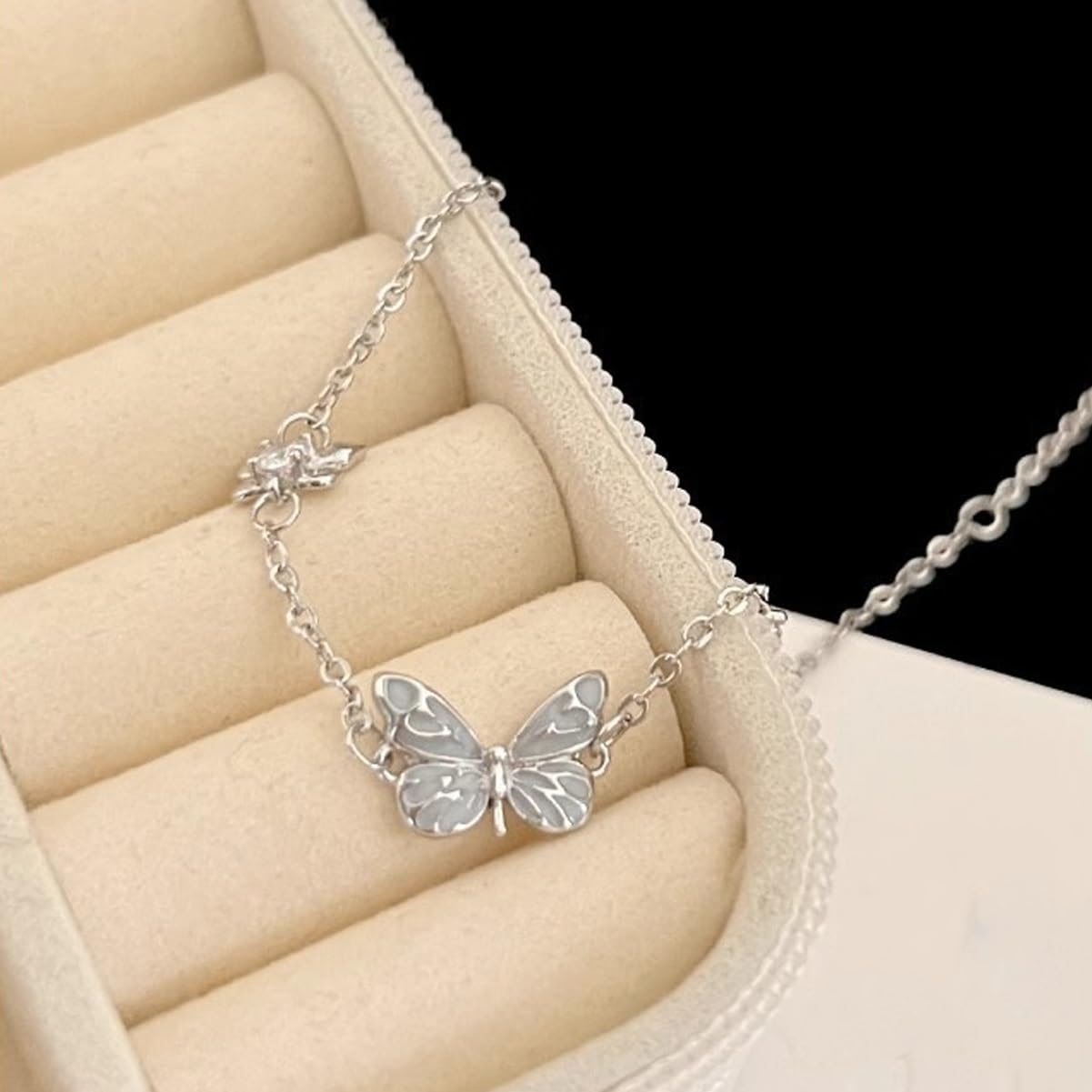 Braccialetto e collana con farfalla blu luminoso con scatola regalo in poliuretano, ciondolo a farfalla in argento che si illumina al buio (collana)