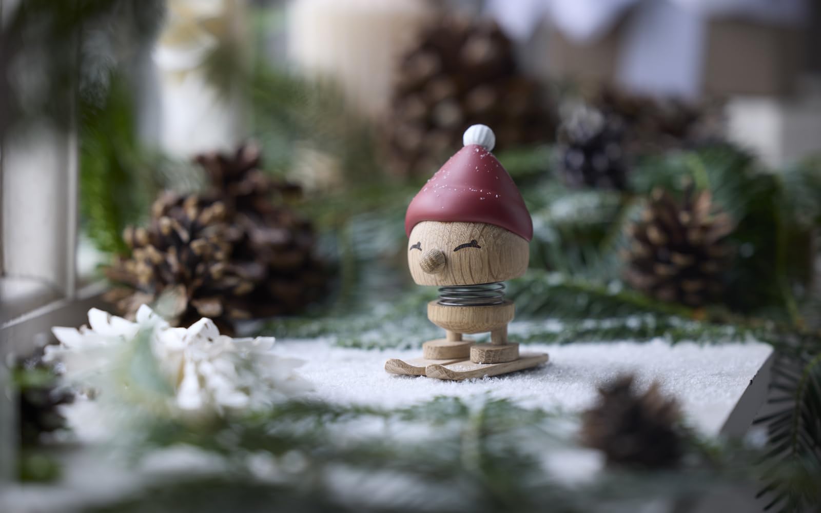 Hoptimist Skiing Bumble Décoration de Noël en Bois, Petite décoration hivernale, décoration Ski, Figurine Skieur pour Noël, diamètre 4,8 cm, Hauteur 9,6 cm, Petit Format, chêne/Baie