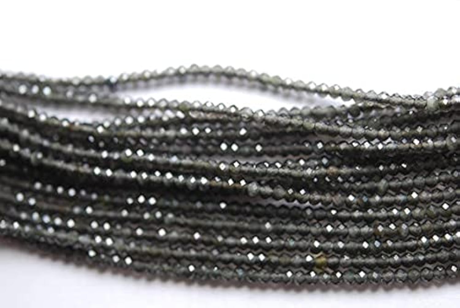 Pierre de lune noire et verte de 2.20mm idéale pour créer vos bijoux bohèmes et élégants