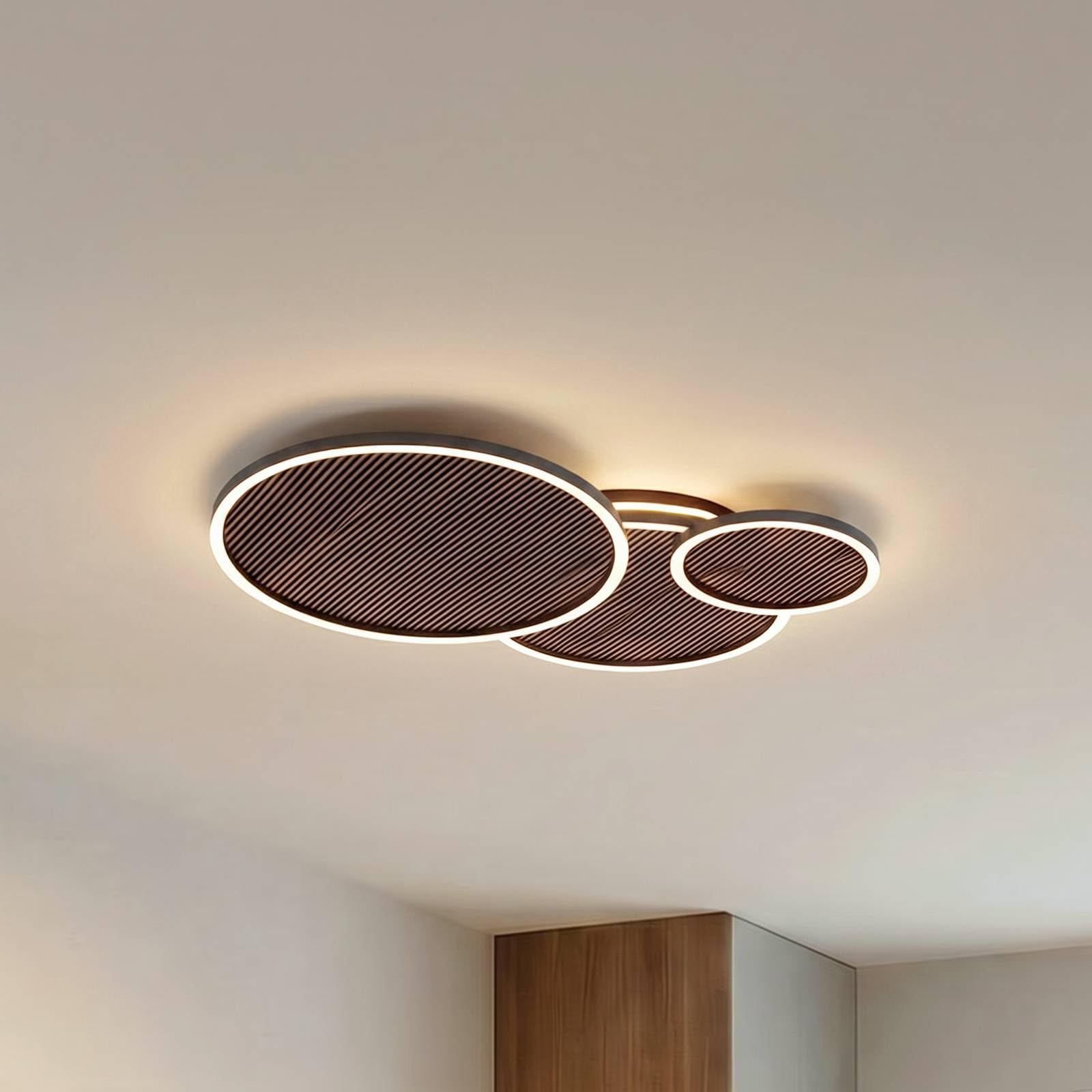 Lucande Bombillas LED lámpara de techo en negro, madera, plafón