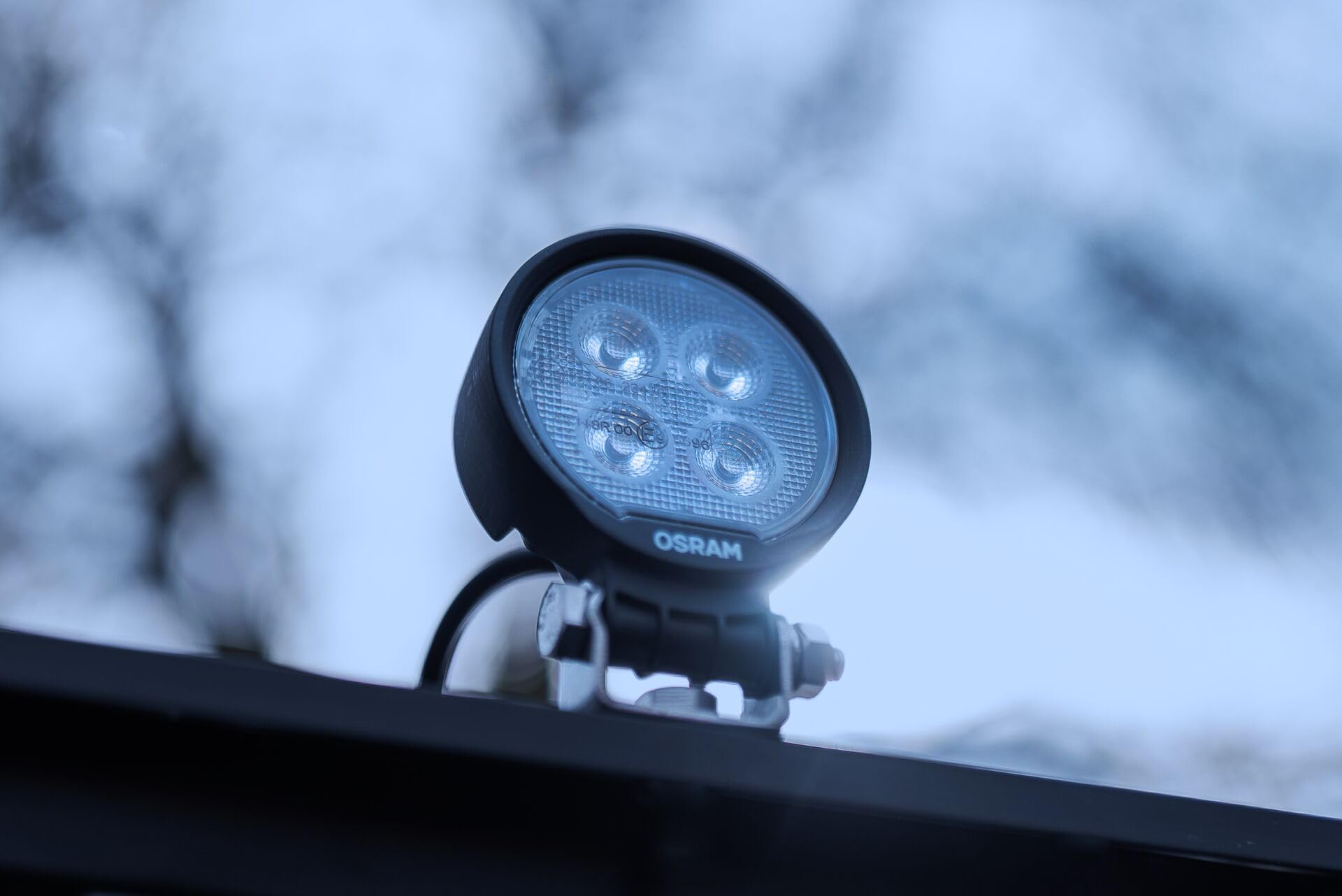 OSRAM LEDriving® Round WL VX80-WD, LEDWL104-WD, Fari da lavoro a LED OFF ROAD, 1350 lumen, fascio luminoso fino a 43 m di lunghezza, 12V/24V, Scatola pieghevole (1 lampada)