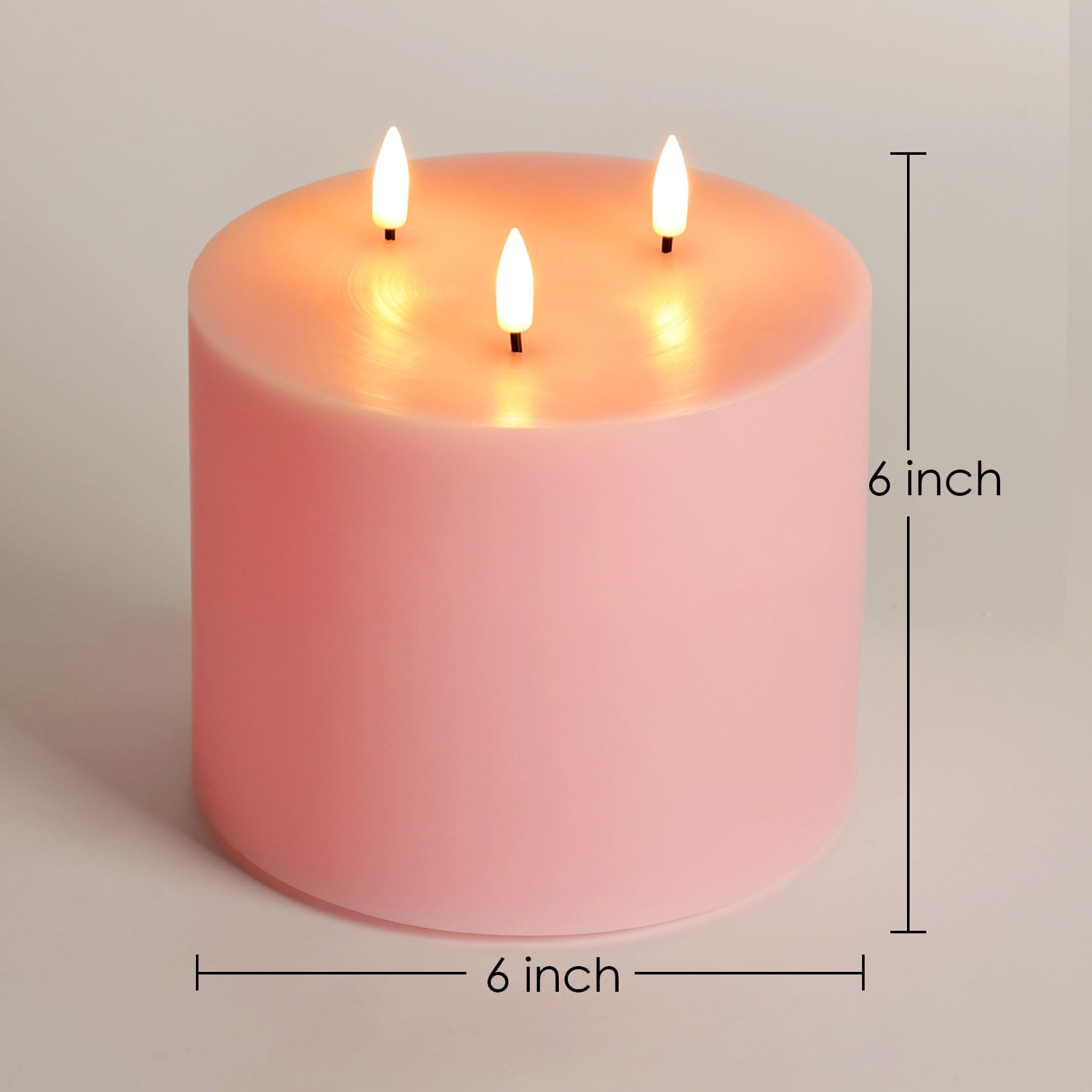 Flammenlose Stumpenkerze mit 3 Dochten und Fernbedienung, Rosa | 15,2 x 15,2 cm große flackernde LED-Kerze, 2 AA-Batterien betrieben, Echtwachs-Beschichtung, Heimdekoration, 1 Packung