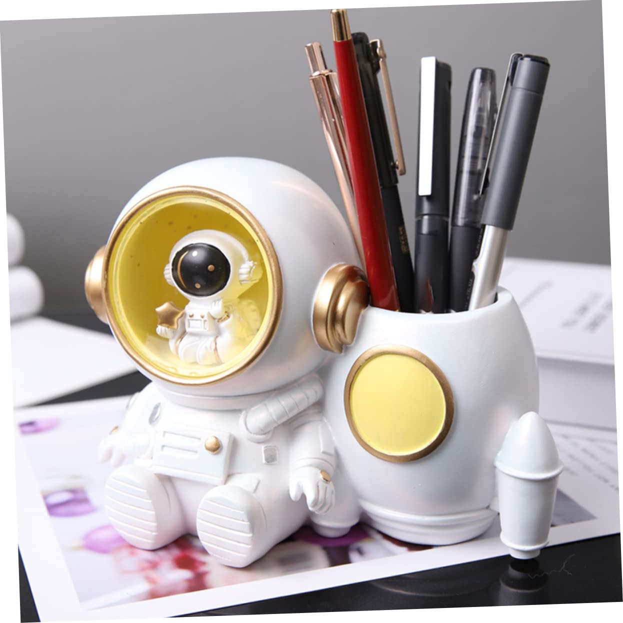 Portapenne Astronauta Con Luci Led Porta Penne Da Scrivania Per Ragazzo Ragazza Design Resina Porta Pastelli Leggero e Decorativo Per Ragazzi e Ragazze