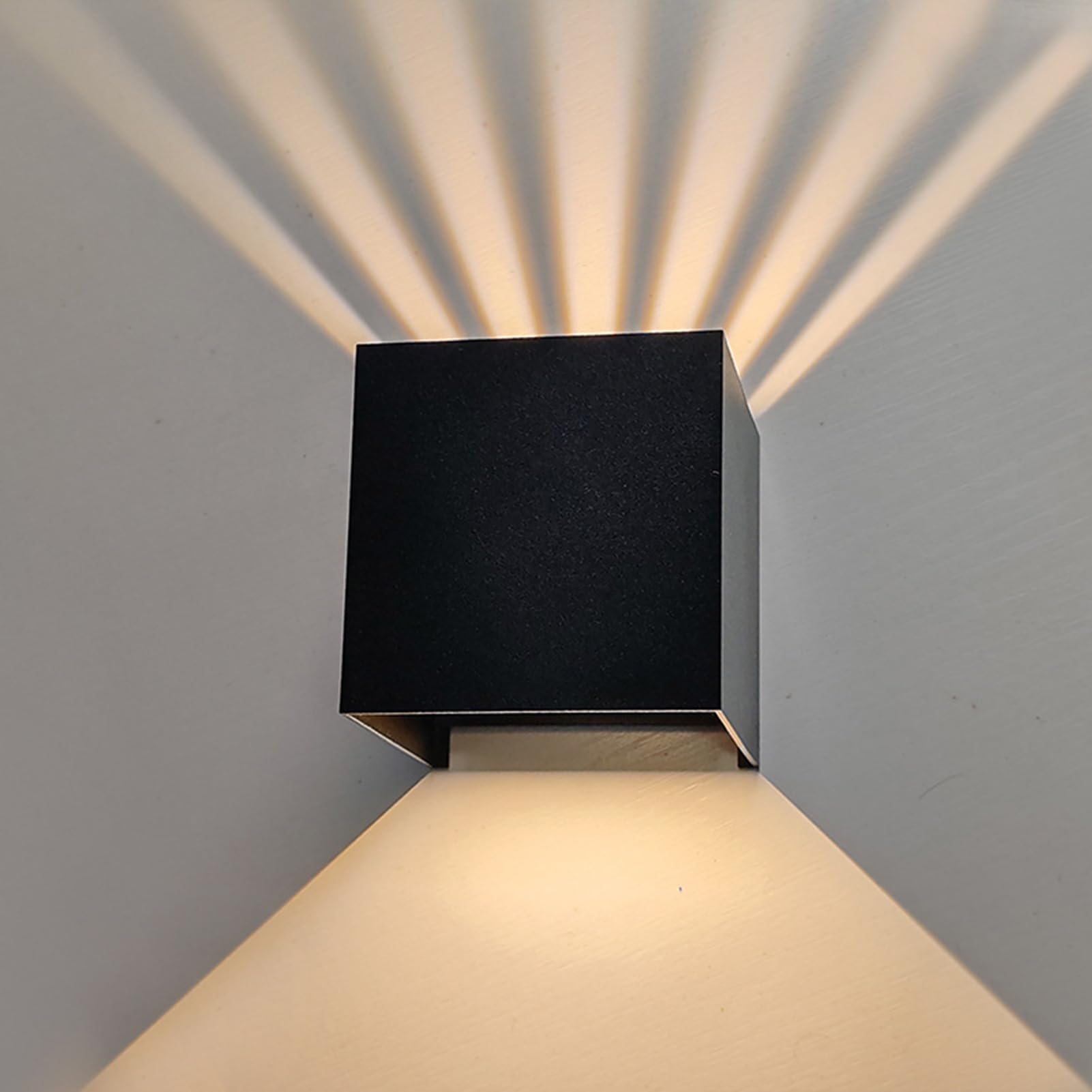 Lampada da Parete Esterna LED con Corpo in Alluminio Antiruggine (Smart