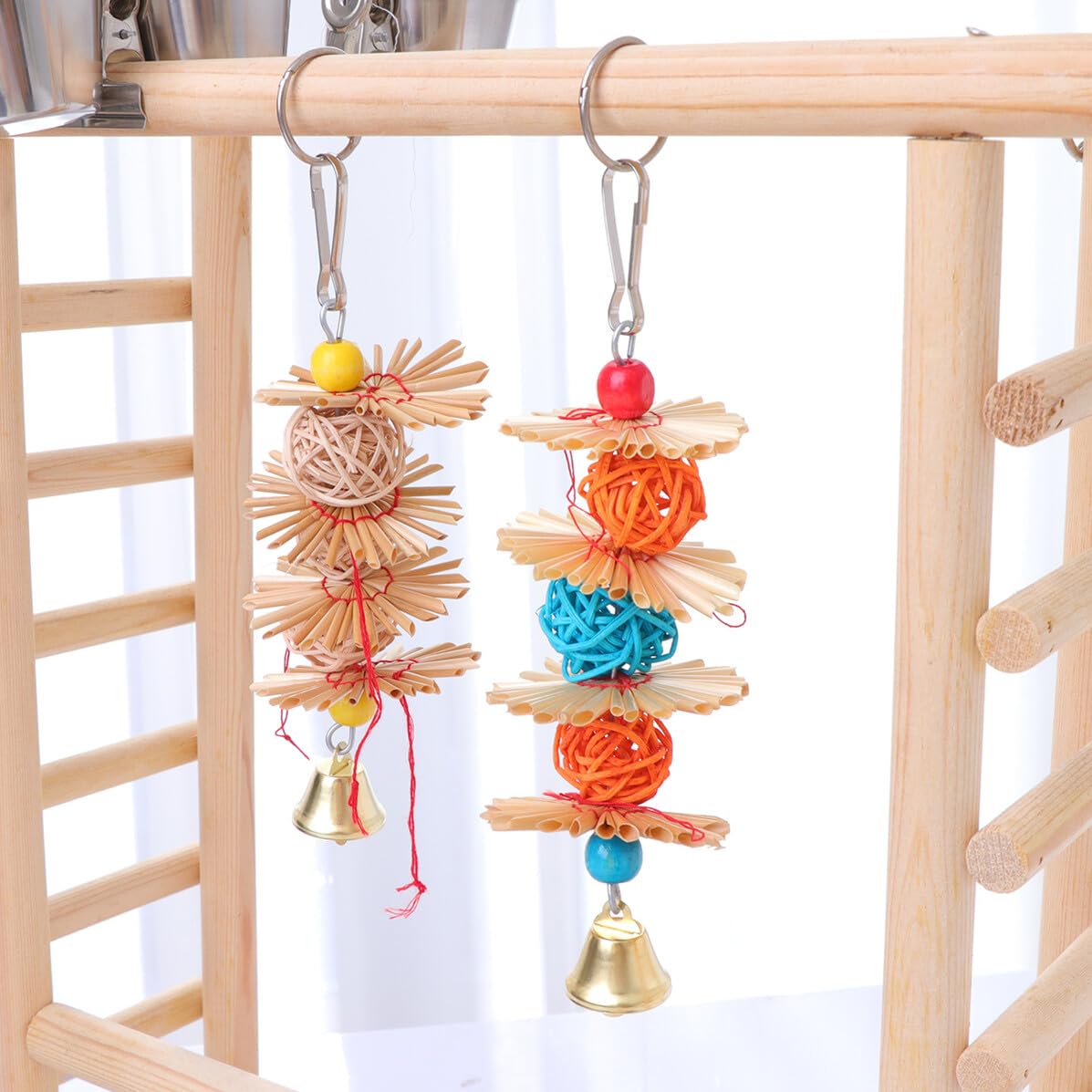 Jouet à Mordre pour Perroquet Et Oiseaux Suspendu en Rotin Naturel 2 Pièces Coloré Et Naturel Jouets à Suspendre pour Cages Petits Perroquets Et Perruches