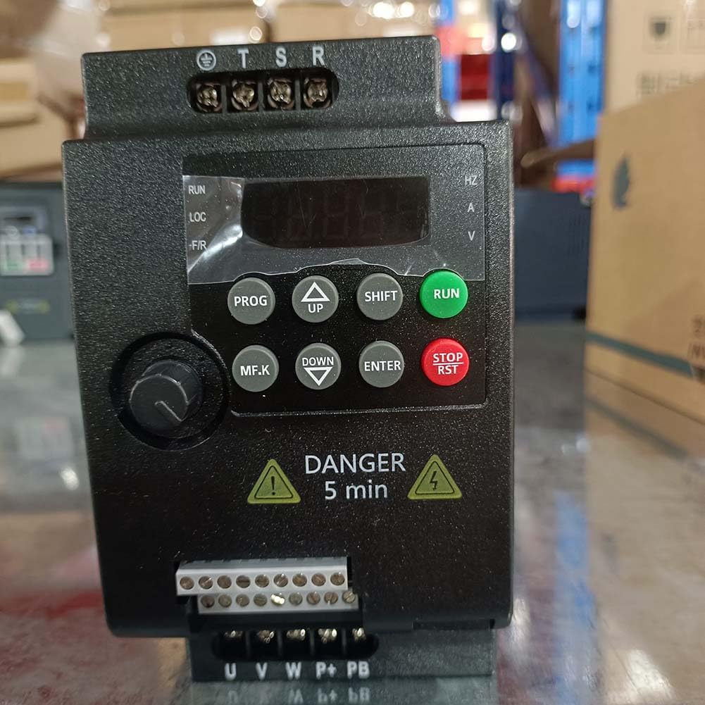 Convertitore di Frequenza 220V Monofase con Ingresso 220V Monofase e Uscita 220V per Motore A Condensatore Monofase da 0,4 KW.