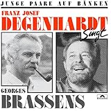  Junge Paare auf Bänken