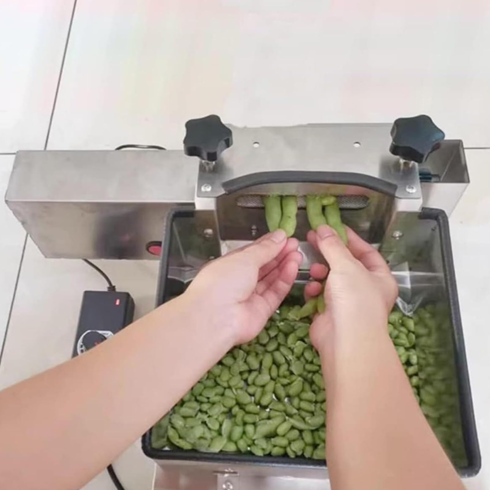 sbucciatore commerciale del fagiolo dell'acciaio inossidabile 15KG/H, verdura semiautomatica che sguscia macchina per Edamame, fave, trasformazione dei prodotti alimentari