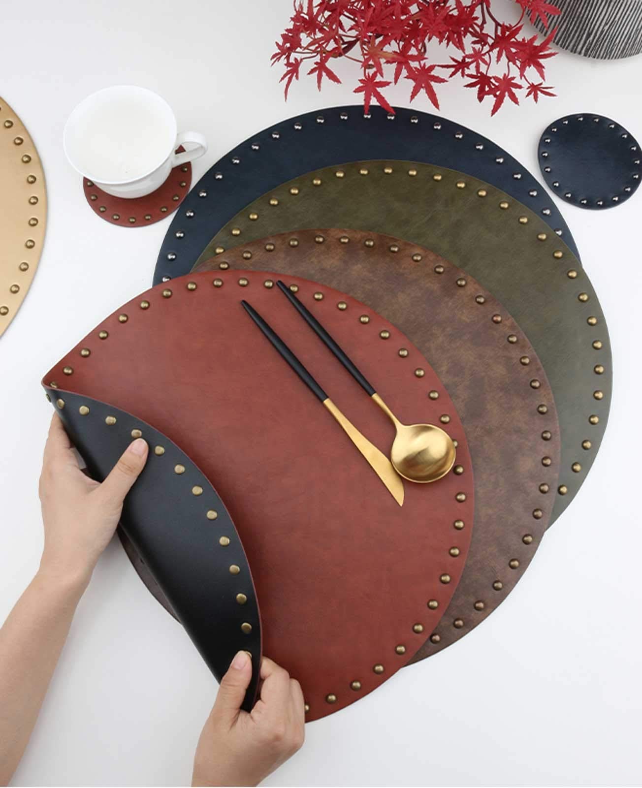 Set di 2 Tovagliette in Similpelle, 38 Cm, Impermeabili, Antimacchia, Resistenti al Calore, in Pu, Antiscivolo E Facili da Pulire, per Tavolo da Cucina E Sala da Pranzo (Marrone)