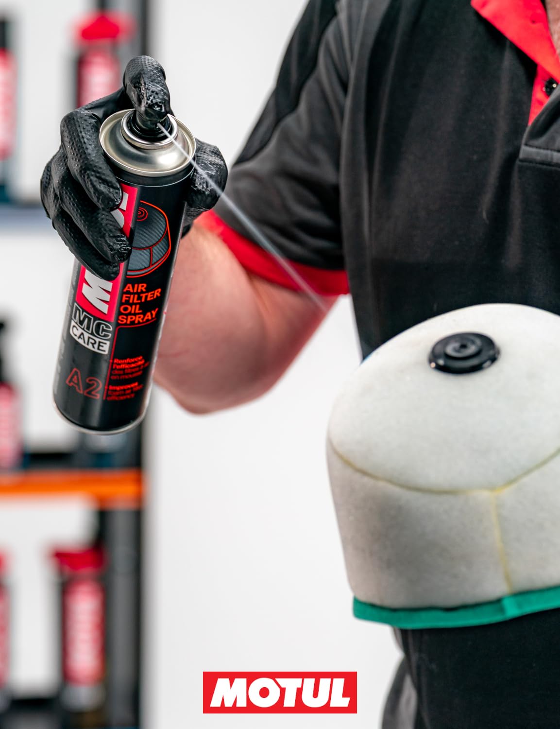 Motul Luftfilteröl-Spray, Für Schaumstoff-Luftfilter, Blau gefärbtes Haftöl, Geeignet für Motocross-, Enduro-, Trial- und Trail-Maschinen und Quads, MC Care Air Filter Oil Spray A2, Sprühdose, 400 ml