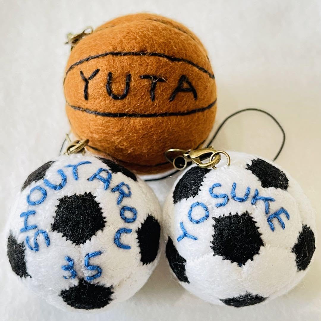 Amazon.co.jp: フェルトストラップ＊サッカーボール＊2個 : おもちゃ