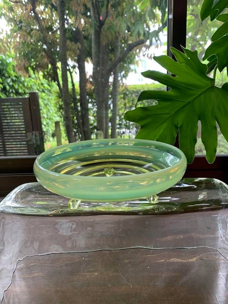 ウランガラス　ワセリンガラス　乳白色　アンティーク　フェントン　三つ足付き ウランガラスワセリンガラス乳白色アンティークフェントン三つ足付き