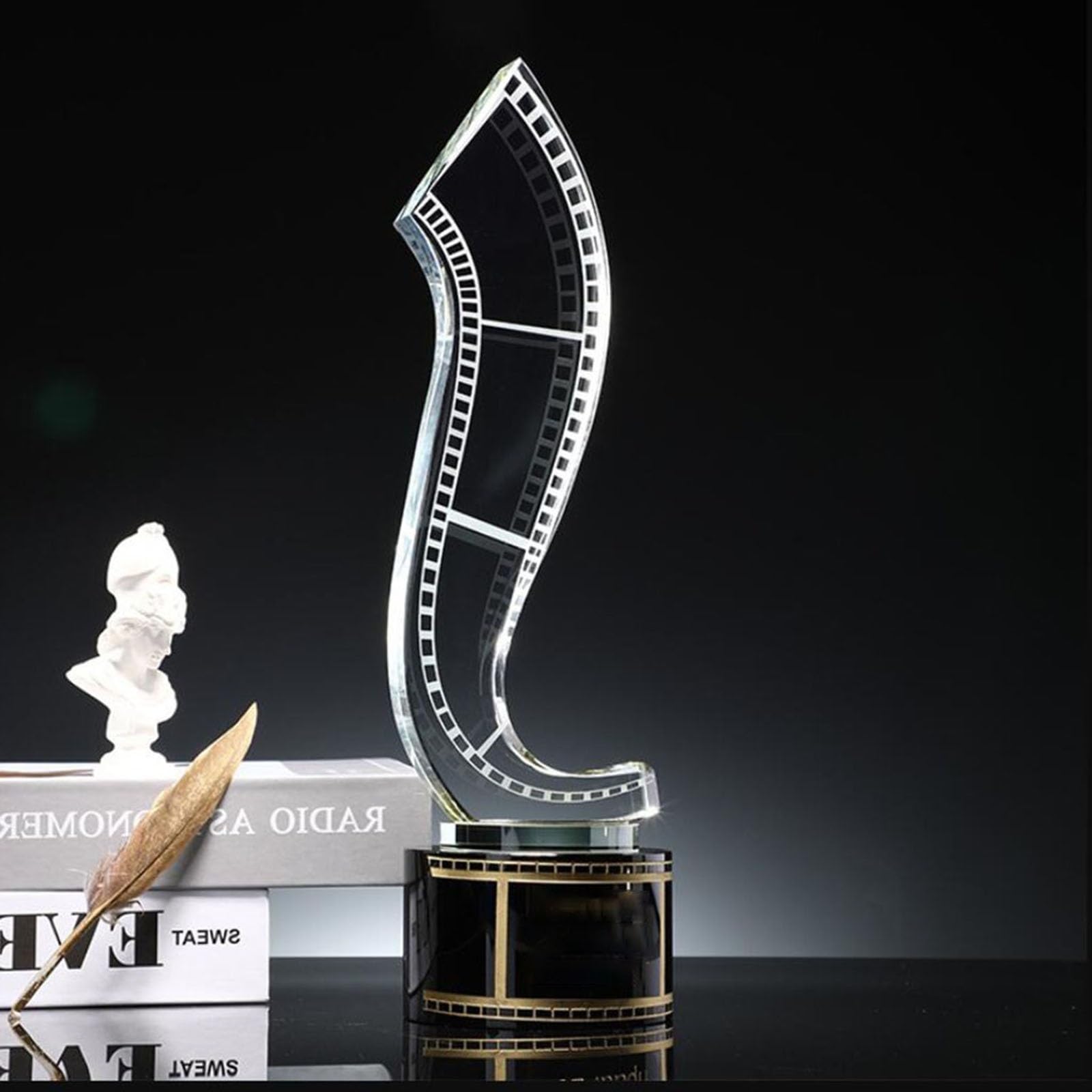 Trofeos, medallas y premios Trofeo De Cristal A La Mejor Película Trofeo Al Director Y Actor del Festival De Cine Trofeo De Premios del Programa De Teatro Y Ópera Trofeo del Concurso De Fotógrafos.