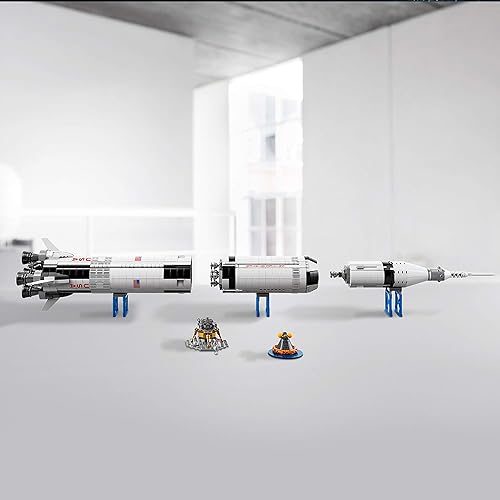 Miniatura 8 de LEGO 92176 Ideas NASA Apollo Saturn V Space Rocket and Vehicles, juego de construcción de coleccionistas de naves espaciales con soporte de