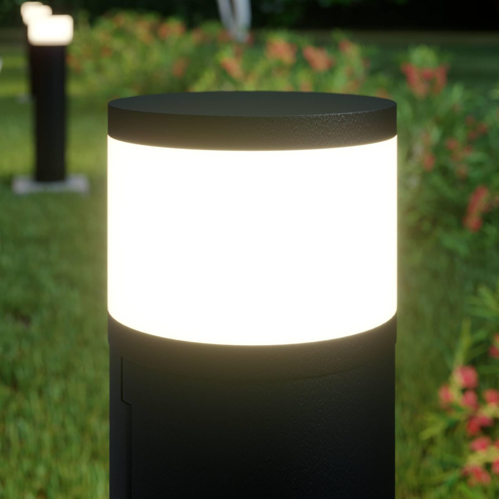 Lucande Lampada da con 2 prese corrente, Paletto luminoso Segnapassi in Alluminio, Lampioncini da giardino esterno con attacco elettrico, Lampada da esterno IP44, lampadina esclusa (1x G9)