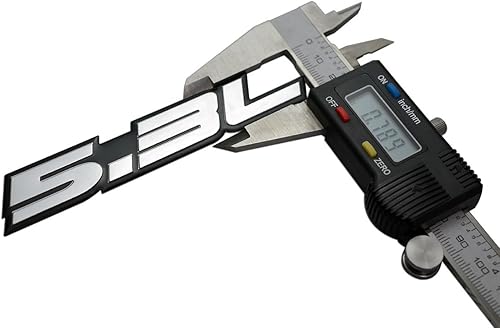 Miniatura 2 de ERPART Placa de identificación con emblema de aluminio real de 5.3 litros en relieve de plata sobre negro altamente pulida (paquete de 2)