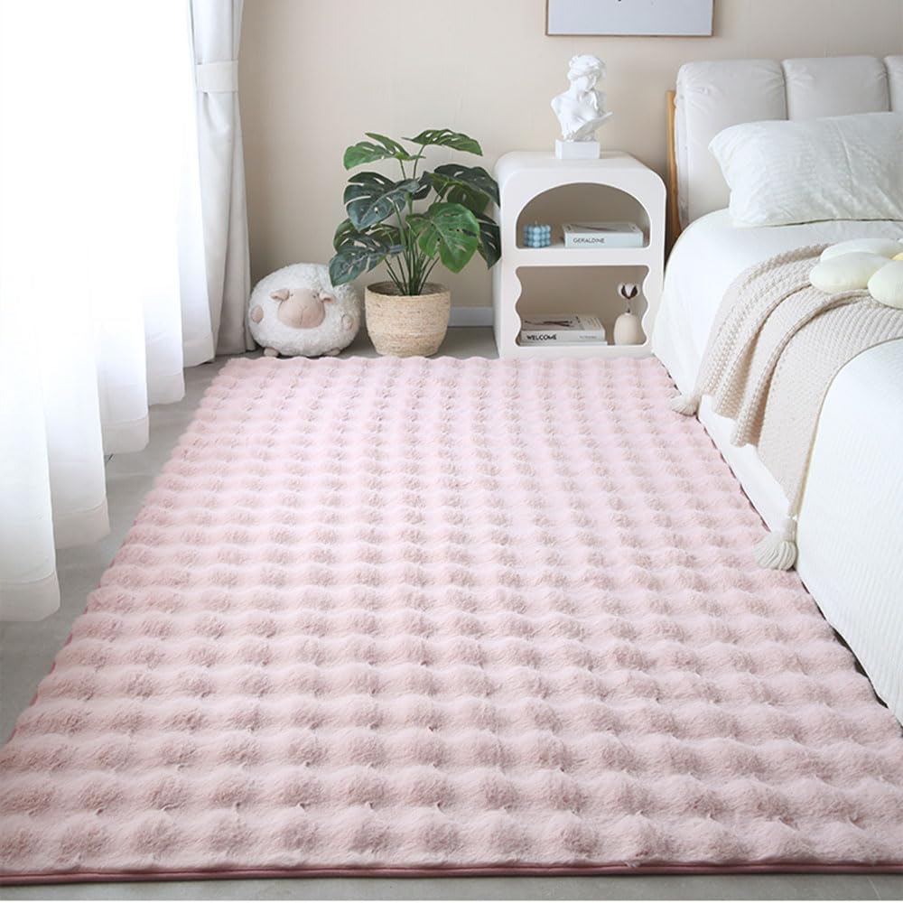 Tapis lavable à poils longs gris idéal contre le sol froid du salon