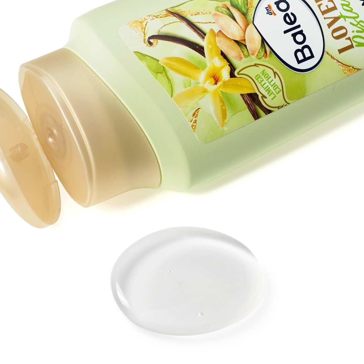 Balea 3er-Set Haarpflege: Shampoo Lovely Pistachio für geschmeidiges Haargefühl mit Pistazie Vanille Duft, 300 ml + Haarparfum Winter Breeze duftet blumig-frisch nach Schneeglöcken, 2 x 100 ml (500ml)