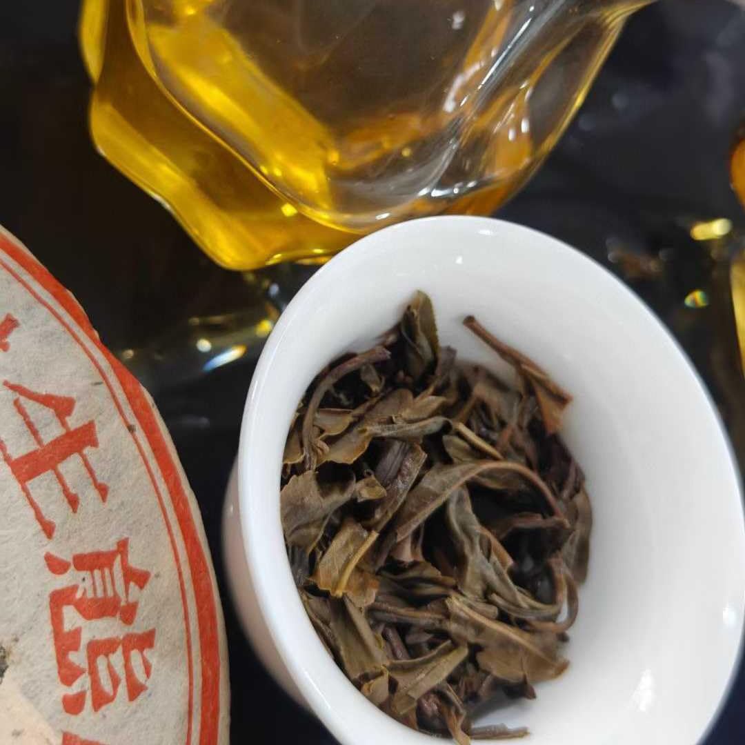 2005 Vintage Che Shun Hao Yiwu Ancient Tree Raw Pu-erh Tea Cake (357g)