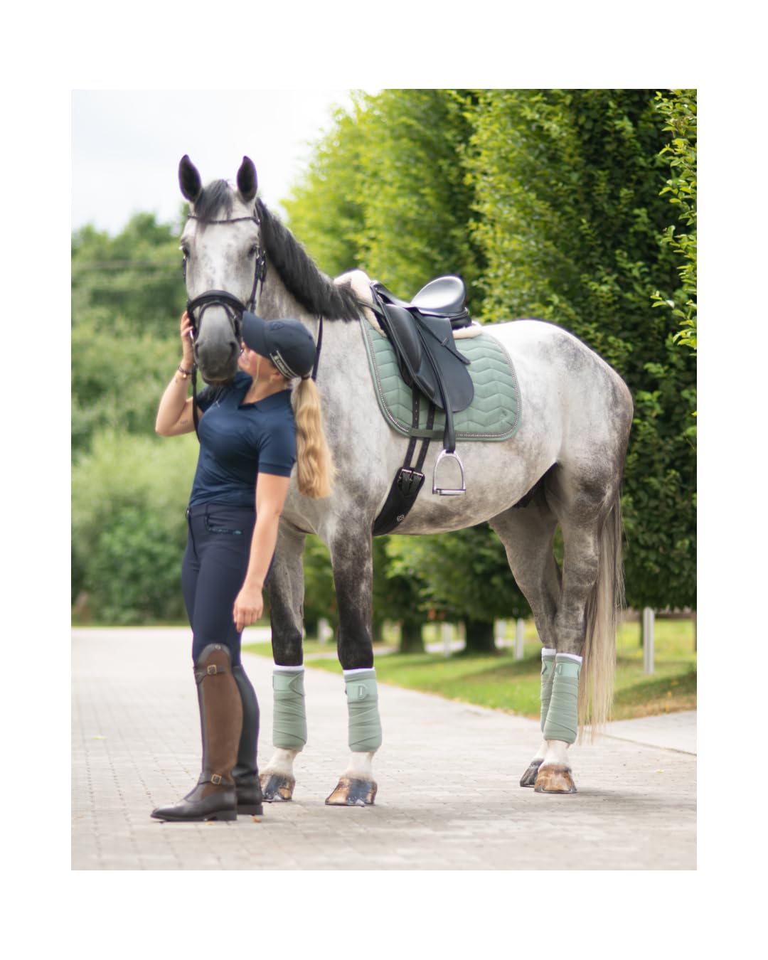 4Horses Dressurschabracke Leeds, atmungsaktive Schabracke mit Coolmax-Futter, Schaumstoffpolsterung, Polyfill und Klettschlaufen