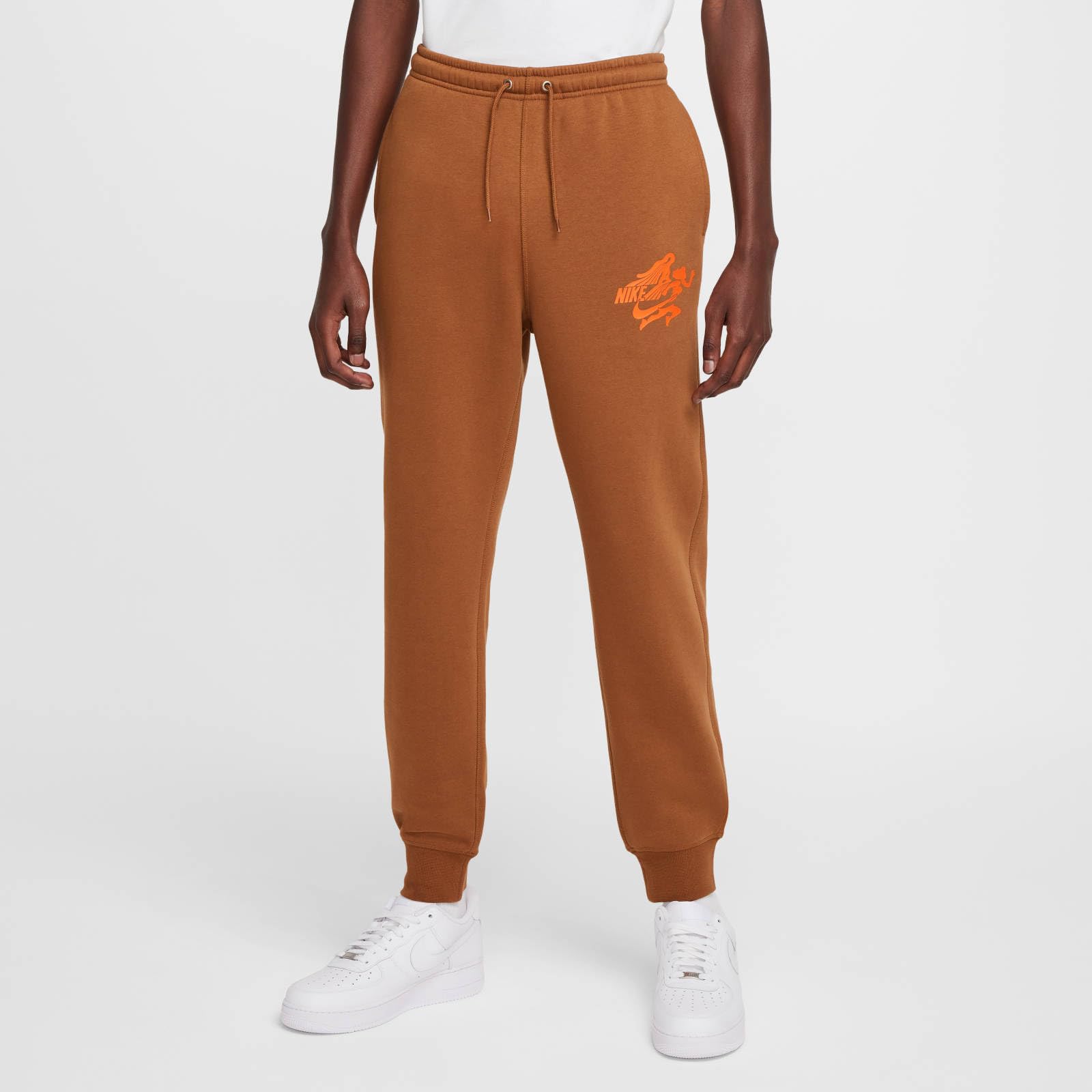 Nike Sportswear Club Męskie spodnie dresowe Lt British Tan/Safety Orange, FZ0907-281, M