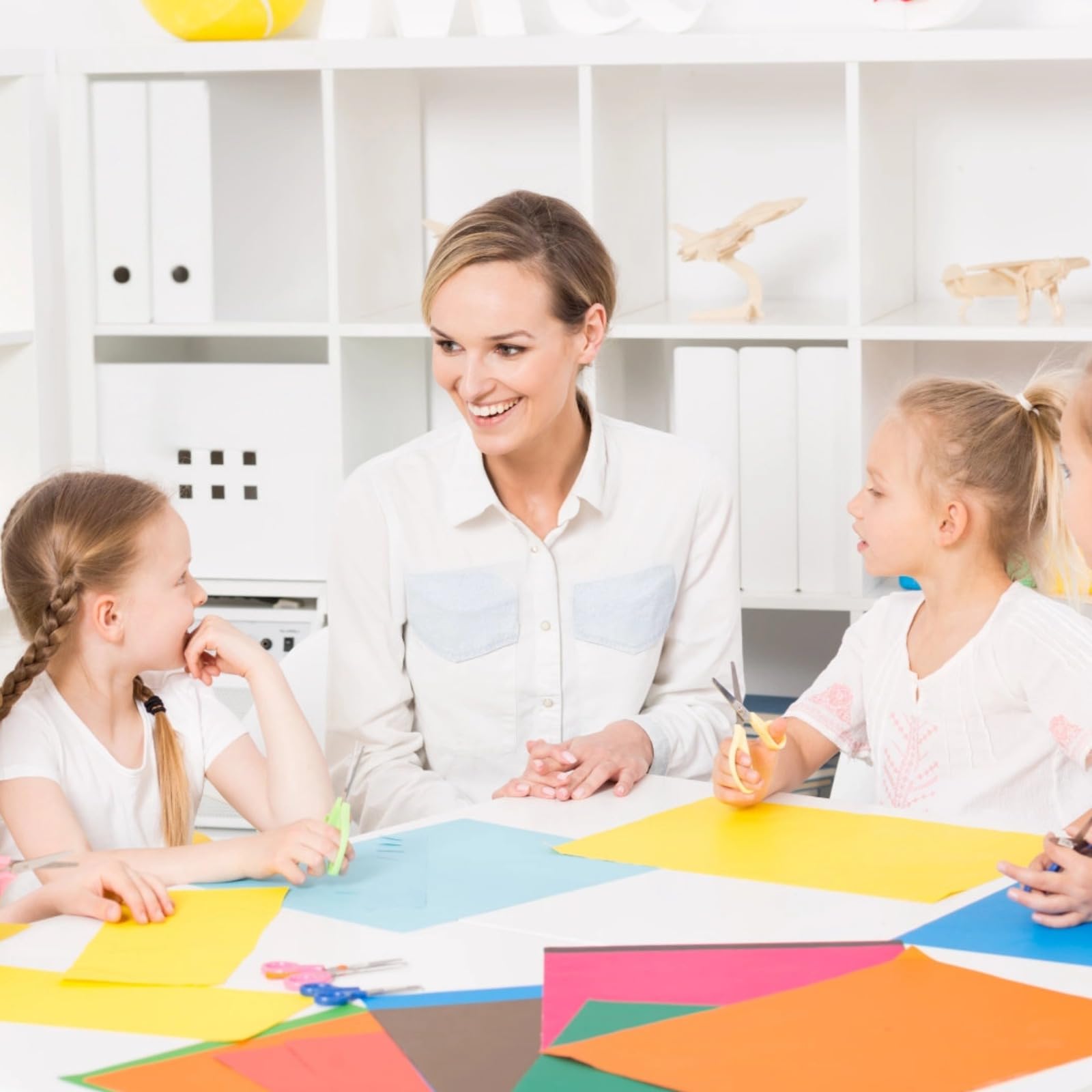 50 Blatt A4 Kartonpapier für Bastelarbeiten, 10 kräftige Farben, 250 g/m², für DIY-Projekte, Dekorationen, Schulbasteln, Karten, Kinder, Erwachsene und kreative Ideen
