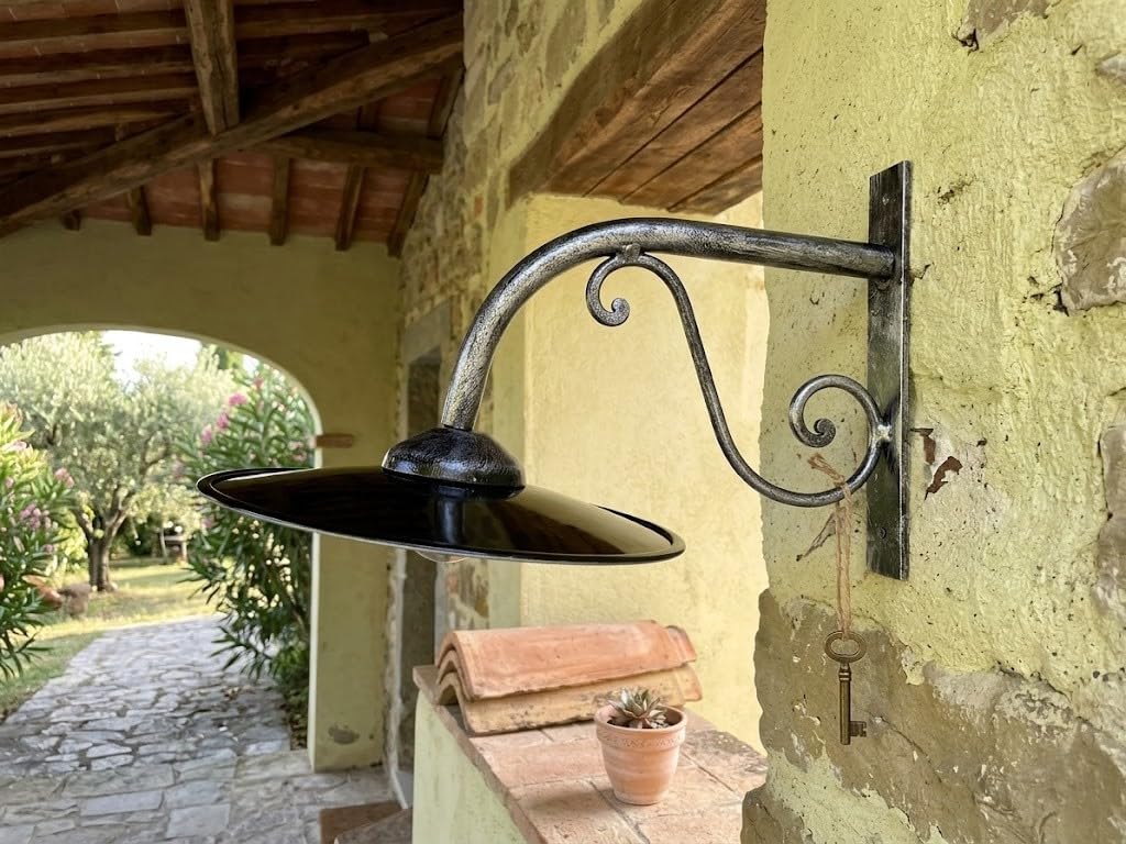 Lampada da parete in ferro battuto con piatto smaltato modello Smart