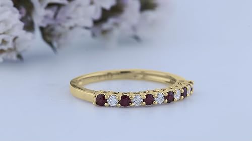 Miniatura 3 de Dazzlingrock Collection Alianza de boda apilable de estilo vintage con rubí y blanco alternativo redondo para ella en oro amarillo macizo de 10
