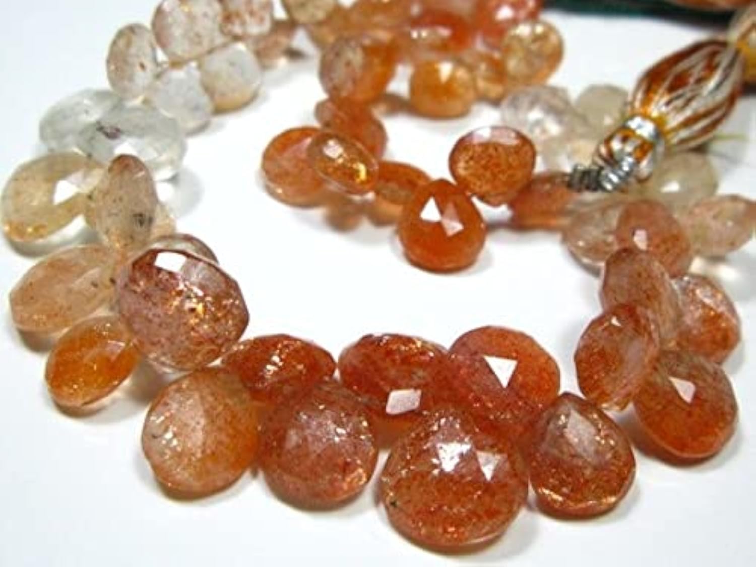 Pierre de soleil facettée en cœur pour création de bijoux raffinés de luxe