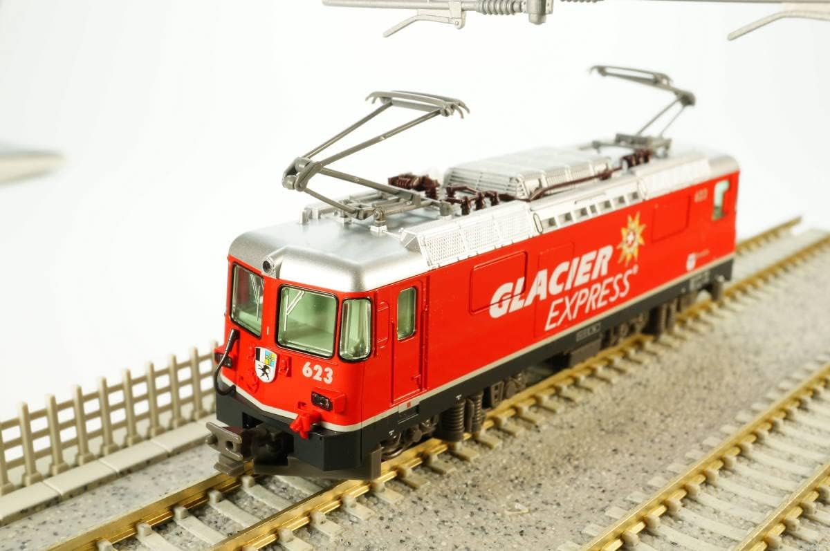 Hlið view of the KATO Ge4/4-II Glacier Express locomotive on N-gauge tracks.