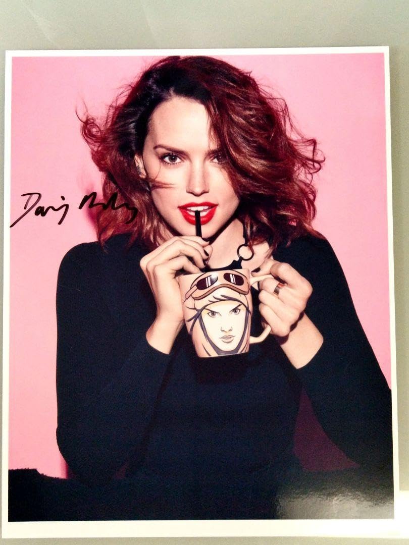 Amazon.co.jp: デイジーリドリー直筆サイン入り大型写真…Daisy Ridley
