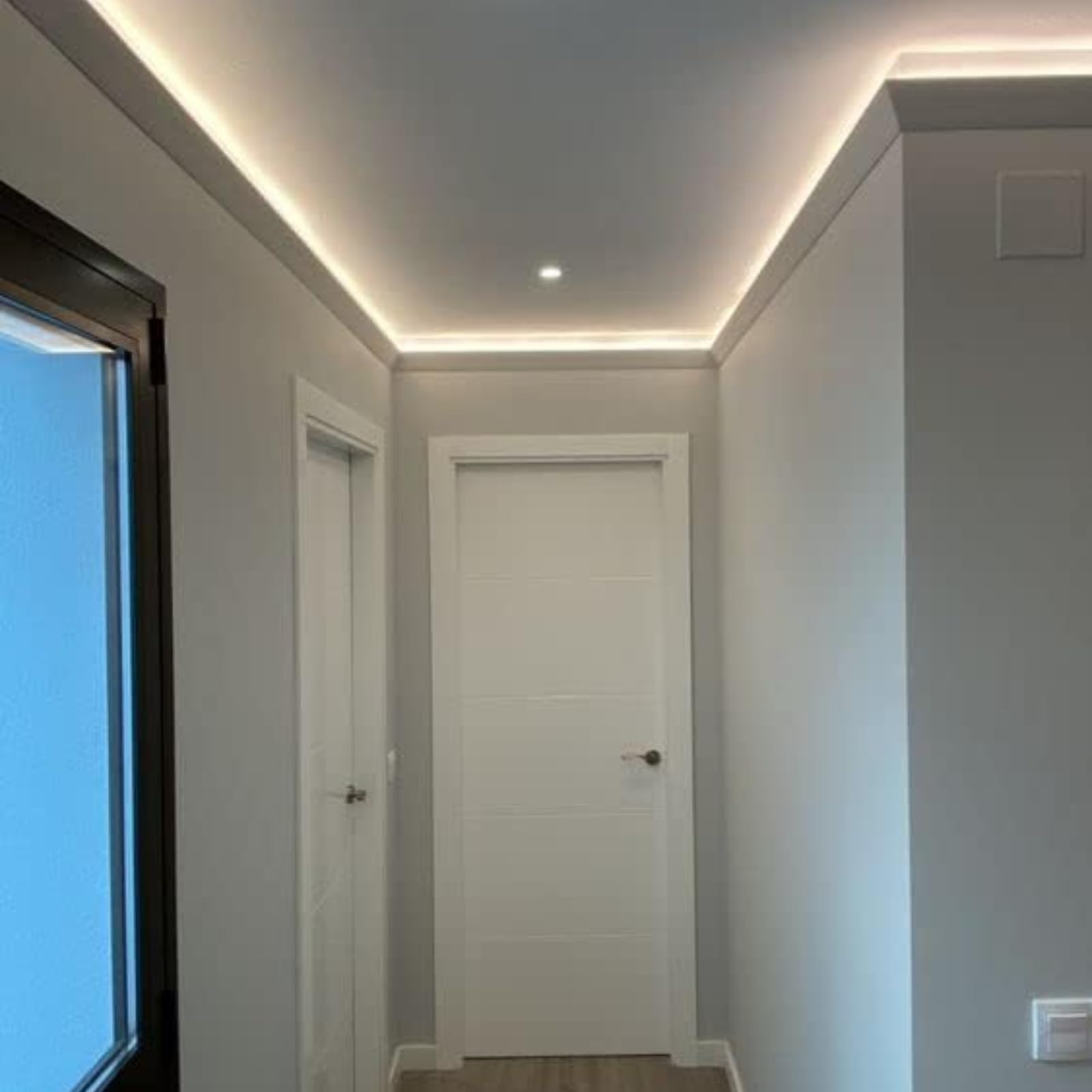 Cornici Decorative Velette LED per Soffitto e Pareti in Polistirolo XPS, con Profilo Alluminio e Cover Satinata – Set 5,5 m (5 x 1,1 m) – Modanature per Interni (Mod. 060105L)